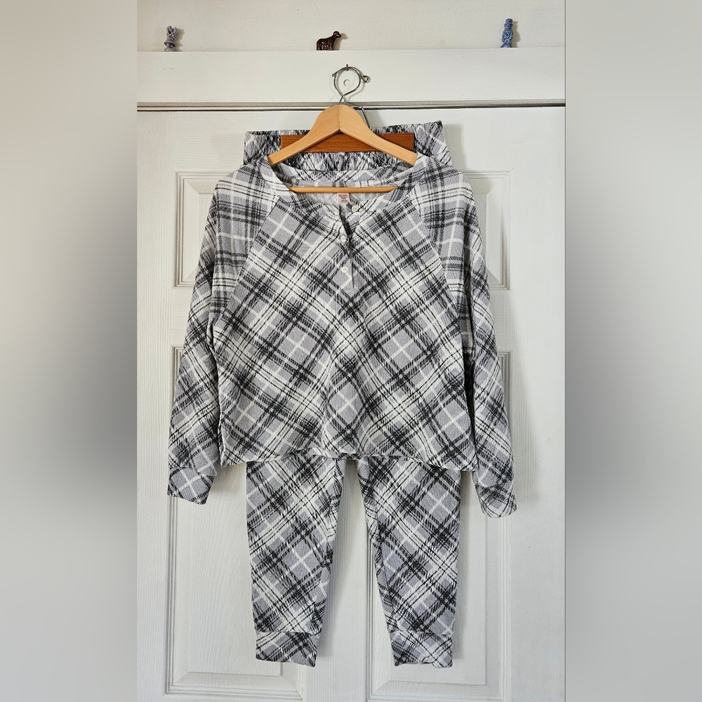 Victoria's Secret Gray And White Pajama Set. S